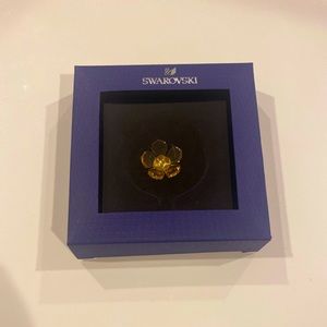 Swarovski sweet magnolia magnet